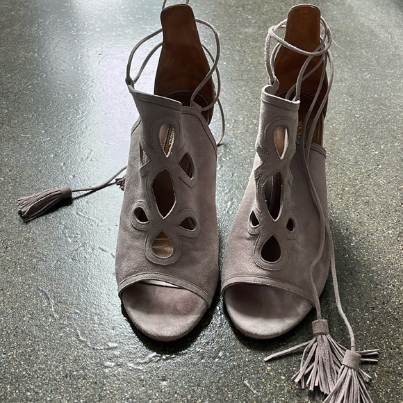 AQUAZZURA. Grey suede booties/heels with cutout detail. Size 36.5